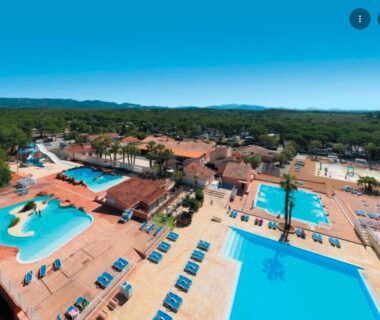 Complexe de piscines et solarium à l'Oasis Village 5 étoiles Puget sur Argens