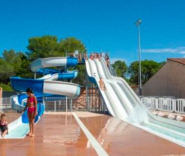 Piscine et toboggans aquatiques au camping Oasis village 5 étoiles piscine chauffée puget sur argens