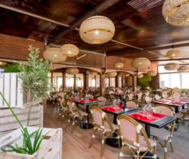 Salle de restaurant avec tables et suspensions dans l'Oasis village 5 étoiles piscine chauffée Puget-sur-Argens