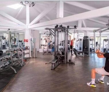 Salle de sport intérieure avec machines de musculation dans le camping Oasis village 5 étoiles à Puget-sur-Argens