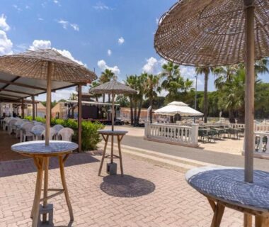 Terrasse extérieure avec parasols et tables à l'Oasis village 5 étoiles piscine chauffée puget sur argens