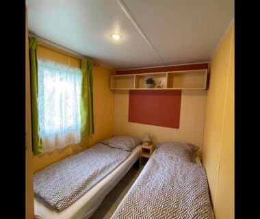 Chambre avec deux lits simples dans le mobil-home Oasis village 5 étoiles piscine chauffée puget sur argens