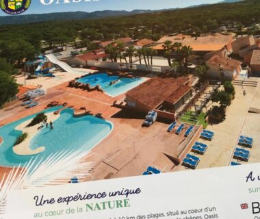 Piscine avec toboggans et transats au camping Oasis village