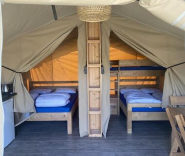 Intérieur de tente avec lits dans le camping Oh! Campings – Medrose Camping Ardèche