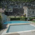 Piscine extérieure et pataugeoire au pied des falaises au Oh! Campings Medrose Camping Ardèche