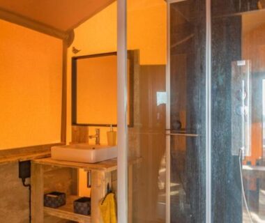 Salle de bains avec douche et vasque au Medrose Camping Ardèche