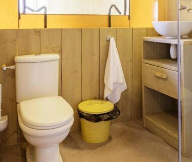 Salle de bain avec toilettes et douche dans le Medrose Camping Ardèche