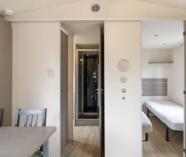 Intérieur du cottage avec chambre et coin repas à l'Ohana Cottage