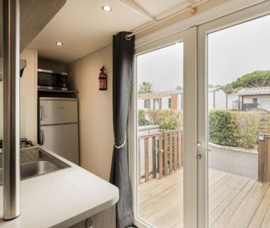 Cuisine ouverte et terrasse en bois de l'Ohana Cottage