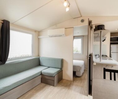 Intérieur du mobil-home avec coin salon et kitchenette de l'Ohana Cottage