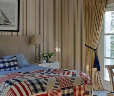 Chambre avec lit et balcon dans l'hébergement OliviersMaison H1