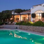 Piscine et terrasse éclairées du camping OliviersMaison H1