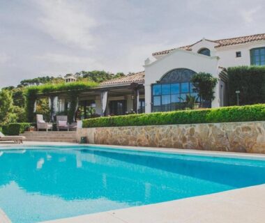 Piscine extérieure devant la maison provençale au camping OliviersMaison H1