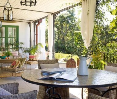 Terrasse ombragée avec table ronde et fauteuils à OliviersMaison H1