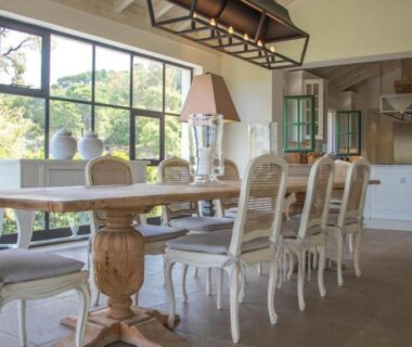 Salle à manger avec grandes baies vitrées dans l'hébergement OliviersMaison H1