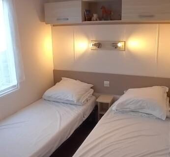 Chambre avec deux lits simples dans le mobilhome Omaha beach mobilhome