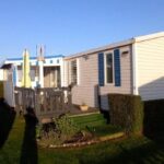 Pelouse et terrasse devant le mobilhome au Omaha beach mobilhome