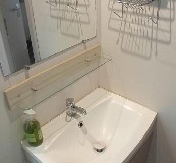 Salle d'eau avec lavabo et miroir dans le mobilhome Omaha beach mobilhome