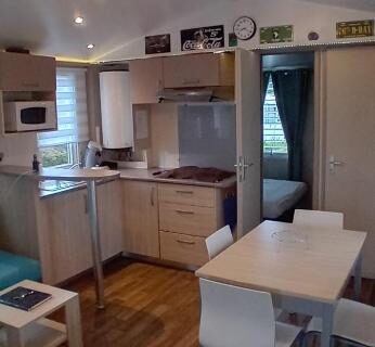 Intérieur avec kitchenette coin repas et banquette dans le mobilhome Omaha Beach