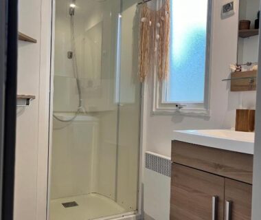 Salle de bain avec cabine de douche et lavabo au camping On est trop bien ici