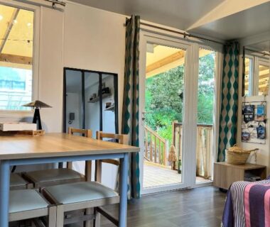 Séjour ouvert sur terrasse et jardin du camping On est trop bien ici
