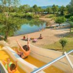 Plage du lac avec toboggans aquatiques au camping PARADIS-ZEN