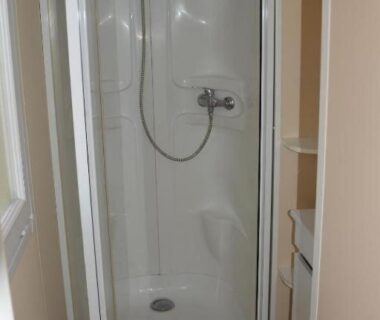 Salle de bain avec cabine de douche du camping PARADIS-ZEN