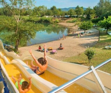 Plage du lac avec toboggans aquatiques au camping PARADIS-ZEN