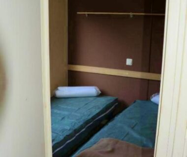Chambre étroite avec deux lits simples au PARADIS-ZEN