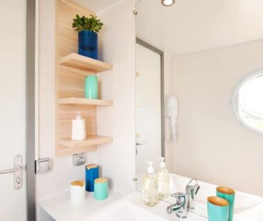 Salle de bain avec vasque et hublot dans le mobil-home du Paradis Des Dombes