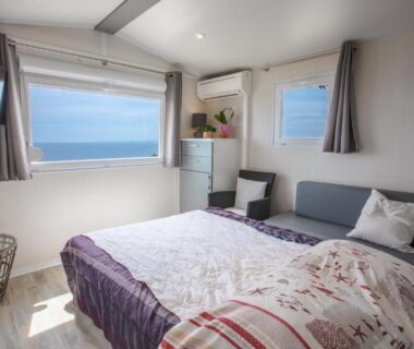 Chambre avec fenêtre et vue mer au camping Paradis bleu et île d'or