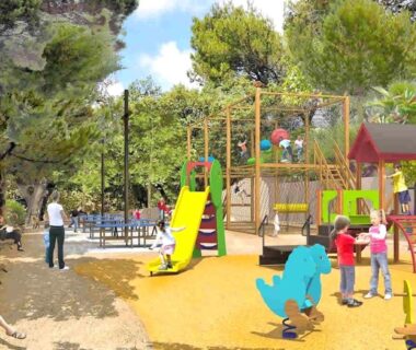 Aire de jeux ombragée avec toboggan et structures ludiques au camping Paradis bleu et ile d'or