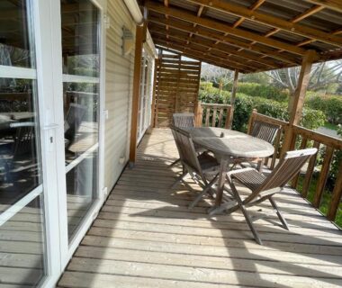 Terrasse en bois avec table et chaises du bungalow Parc Résidentiel La Listra