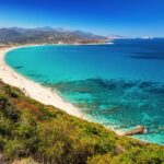 Plage et eaux turquoises sur la baie du Parc Résidentiel la Listra Maeva