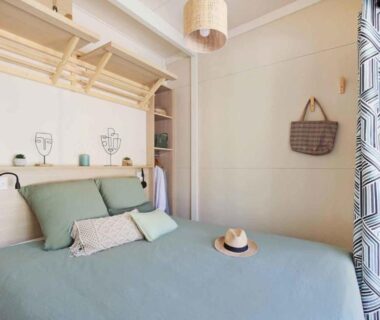 Chambre avec lit et linge vert au camping Parc de Nibelle