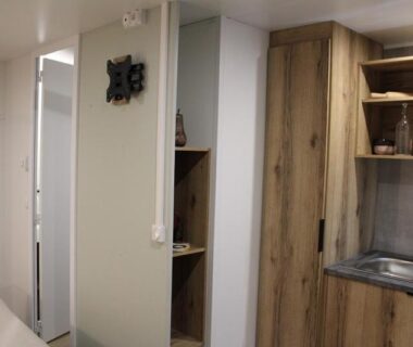 Intérieur avec cuisine et couloir dans le mobil-home du Parc de Nibelle