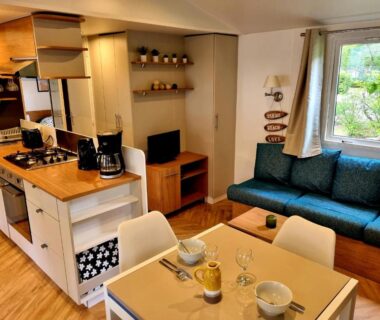 Salon et kitchenette dans le mobil-home du Parc de Nibelle