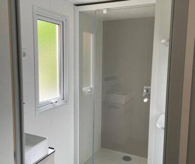 Salle d'eau avec cabine de douche dans la location Parenthèse nature au Cap Ferret