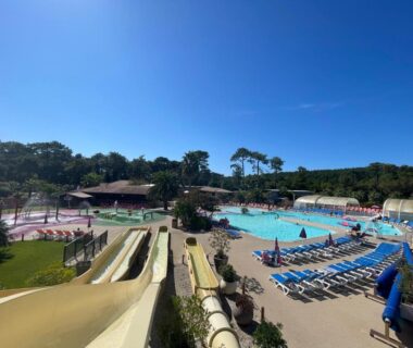 Piscine extérieure avec toboggans et transats à Cap Ferret au camping Parenthèse nature
