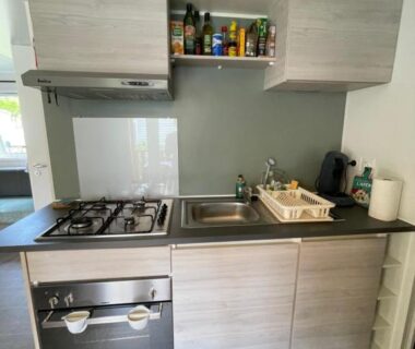 Coin cuisine équipé avec plaque évier et four dans le logement Parenthèse nature au Cap Ferret