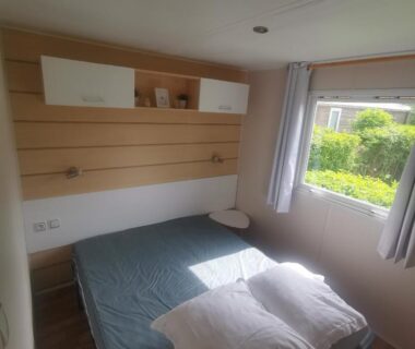 Chambre avec lit double fenêtre et étagères dans le mobilhome Paris Eure gestion - Mobilhome 2 chambres 5 personnes au