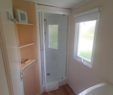 Salle d'eau avec douche et fenêtre dans le mobilhome Paris Eure gestion 2 chambres