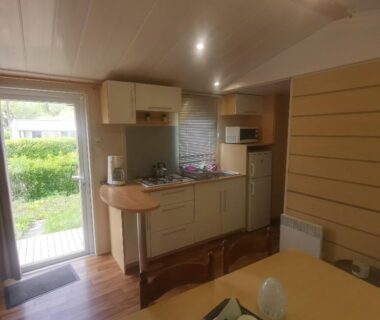 Intérieur kitchenette et coin repas du mobilhome Paris Eure gestion 2 chambres 5 personnes au calme