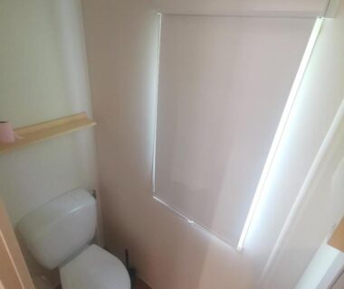 WC avec store et étagère dans le mobilhome Paris Eure gestion