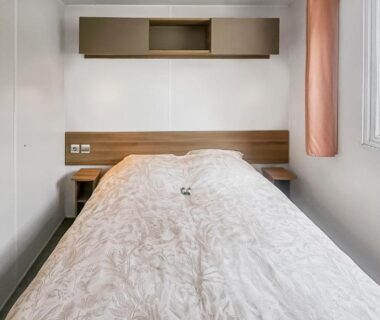 Intérieur chambre avec lit simple du camping Pause à Litteau