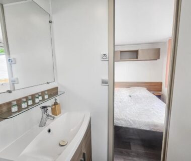 Salle de bains avec vasque et miroir dans l'hébergement Pause à Litteau
