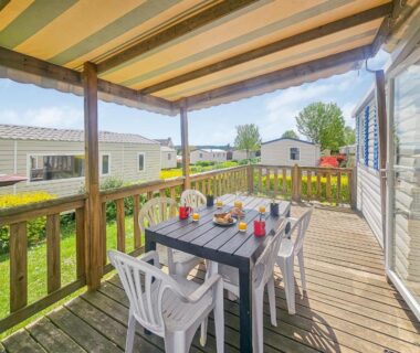 Terrasse couverte avec table et chaises du mobil-home Pause à Litteau