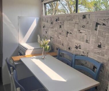 Intérieur du bus avec table chaises et vase dans Pépère