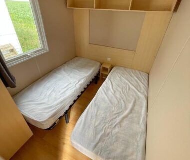 Chambre avec deux lits simples dans le mobil-home du Petit Rio