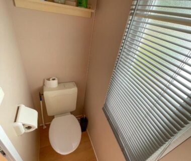 WC compact avec fenêtre et stores du Petit Rio